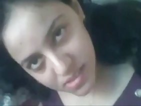 लड़की ने एक सिरफिरे लड़के को किस किया और उसने उसकी चूत का पानी चाटा