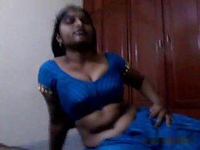 बिस्तर अश्लील में एक फ्लैट रूसी श्यामला के साथ निविदा सेक्स