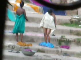 लाल बालों वाली रूसी लड़की प्रसिद्ध रूप से अपनी पोर्न चूसने लगी