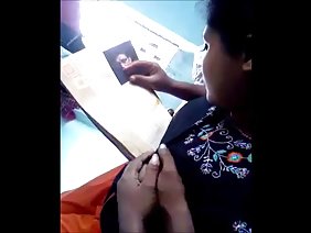 बिल्डर उसकी प्यारी चूत को चोद रहा है