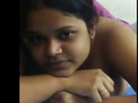 लड़की कैमरा पोर्न पर गुदा हस्तमैथुन में लगी हुई है