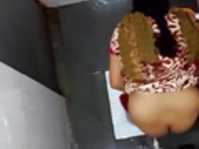 पहले व्यक्ति से वह एक बड़ा डिक के साथ गधे में एक बहुत प्यारा गोरा बकवास के रूप में उतारता है। अश्लील