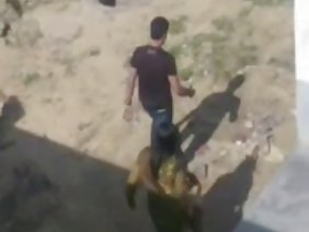 दोस्त के सफेद लिंग पर एक गर्म मुलतो उछल रही है।