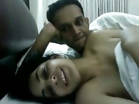 उसने दोनों छेदों को गर्म किया
