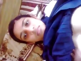 उसकी पत्नी से गुप्त रूप से छेदा हुआ निपल्स के साथ एबे सेवक। अश्लील