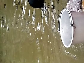 आदमी एक लोचदार गुदा अश्लील में एक मोटी डिक के साथ एक सुंदर चीकू भून रहा है