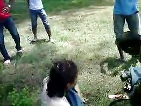एक युवा लड़की ने एक आदमी के साथ यौन संबंध के साथ शाम को रोशन करने का फैसला किया