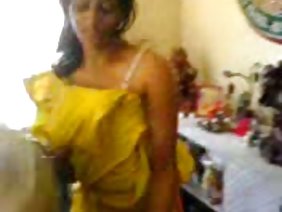 सुंदर श्यामला पूल अश्लील द्वारा कामुक सुख में लिप्त है