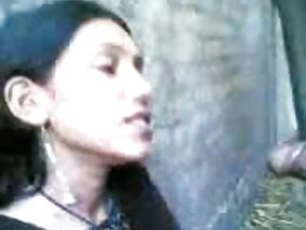 एक लंबे बाल कटवाने वाला एक बदमाश आदमी एक शरारती कुतिया अश्लील के साथ मौखिक सेक्स का आदान-प्रदान करता है