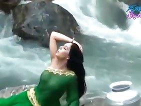 एक युवा रूसी सौंदर्य अश्लील के लिए रसदार रिसर